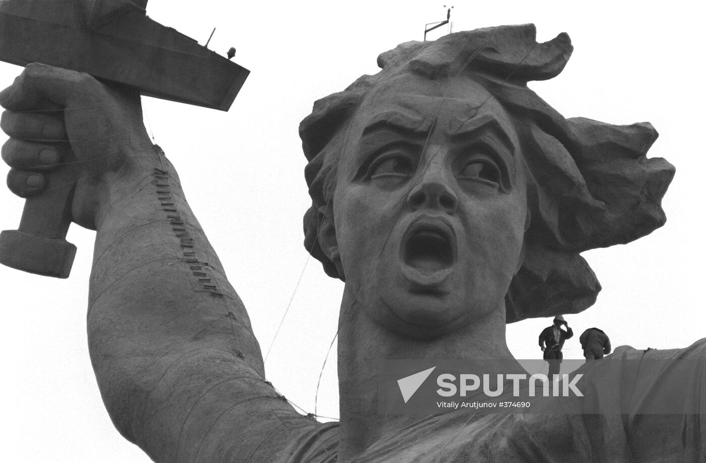 Restoring the Motherland Calls statue