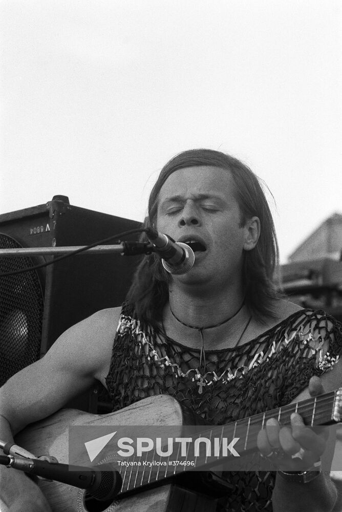 Boris Grebenshchikov performing