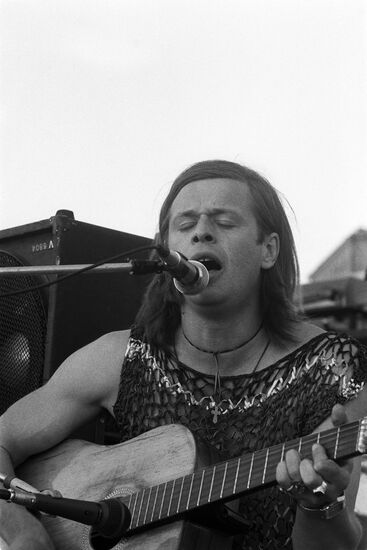 Boris Grebenshchikov performing