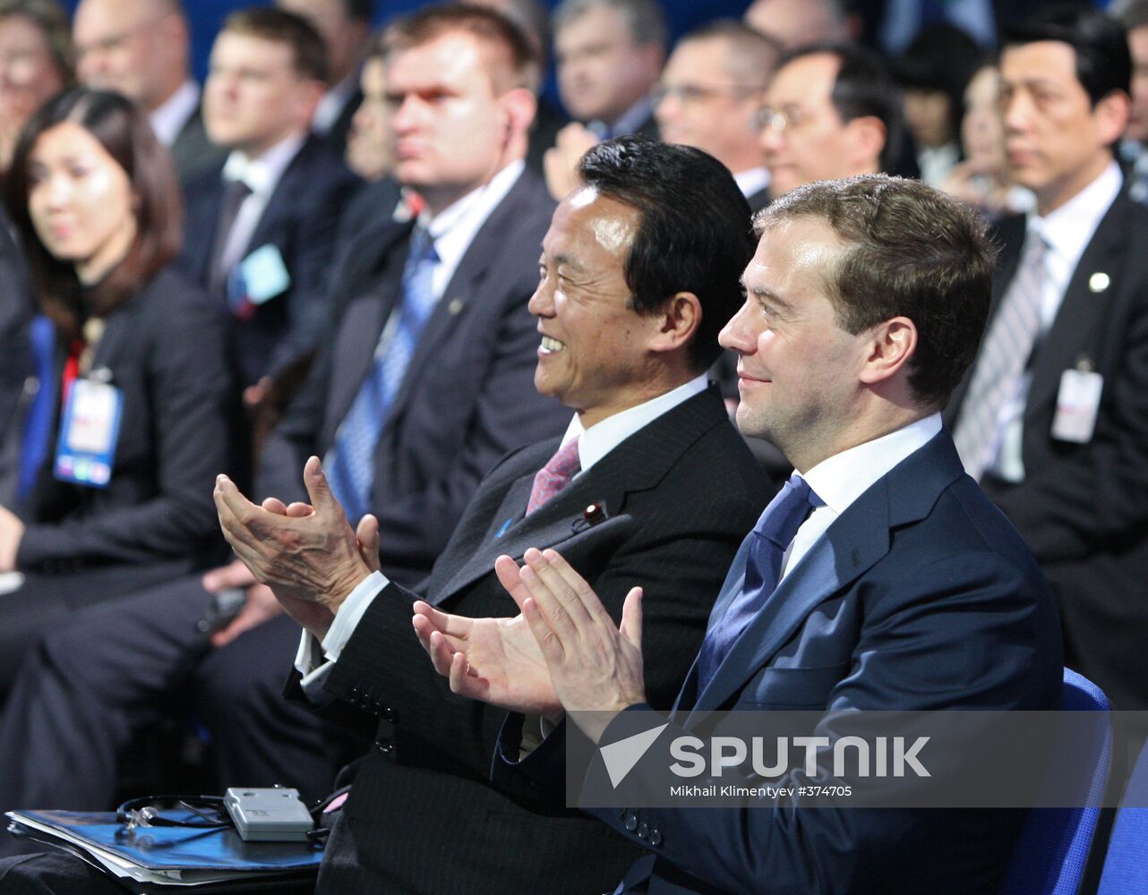 Dmitry Medvedev and Taro Aso at gas plant