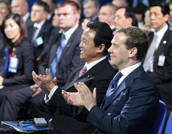 Dmitry Medvedev and Taro Aso at gas plant