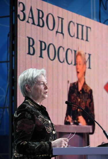 Maria van der Hoeven at a liquefied natural gas plant