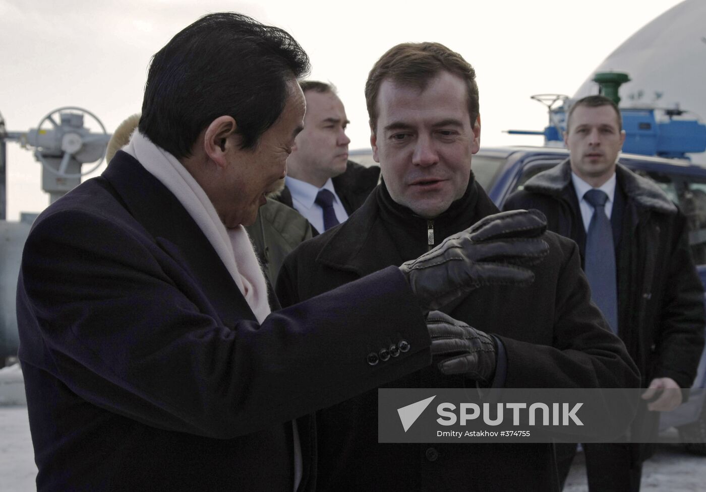 Dmitry Medvedev and Taro Aso examine Grand Aniva tanker