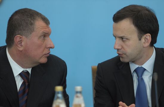 Dmitry Medvedev chairs meeting in Yuzhno-Sakhalinsk