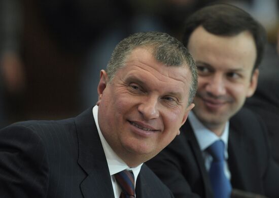 Dmitry Medvedev chairs meeting in Yuzhno-Sakhalinsk