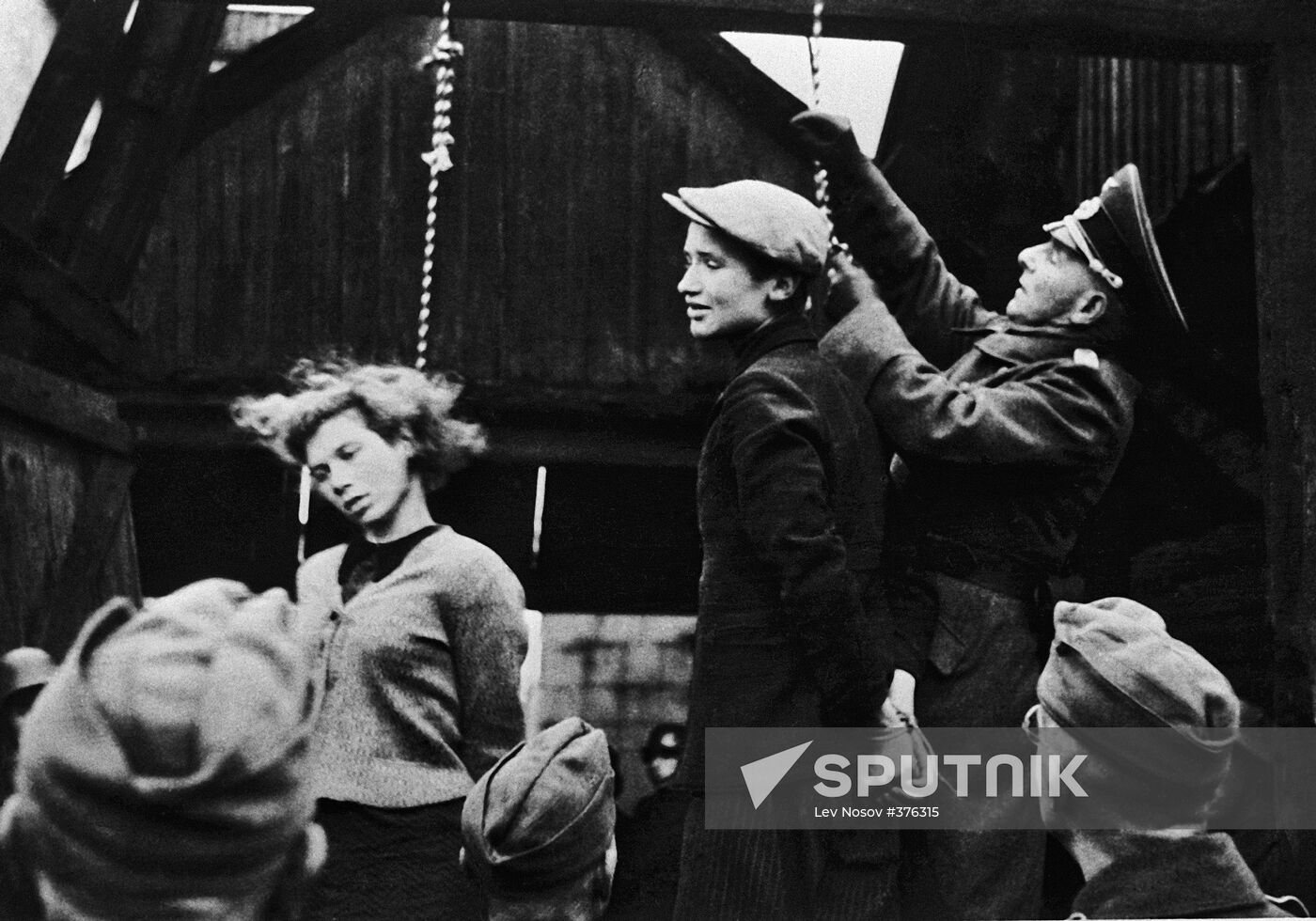 Nazis executing Soviet patriots