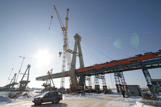 Building a suspension bridge over the Oka River in Murom