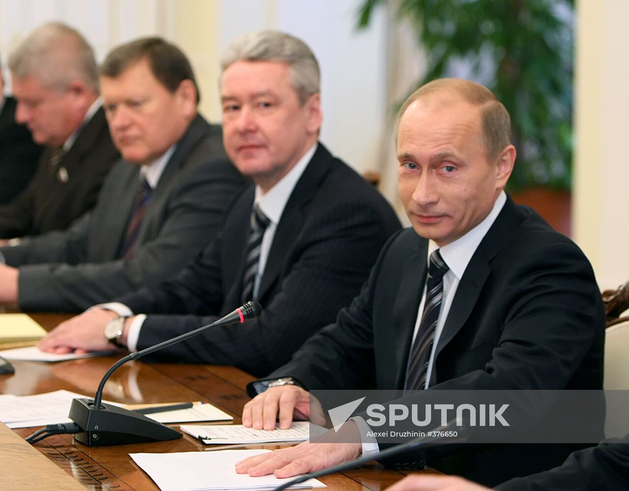 Putin meets United Russia leaders