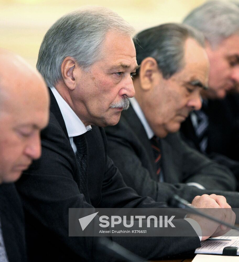 Putin meets United Russia leaders