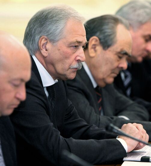 Putin meets United Russia leaders