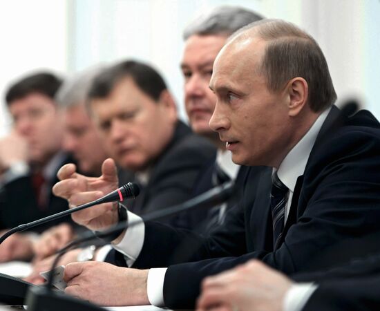 Putin meets United Russia leaders