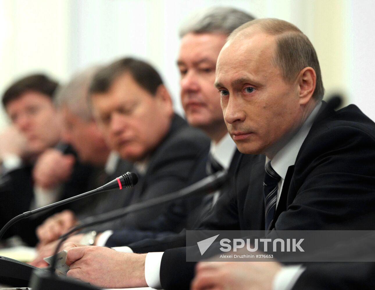Putin meets United Russia leaders