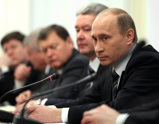 Putin meets United Russia leaders
