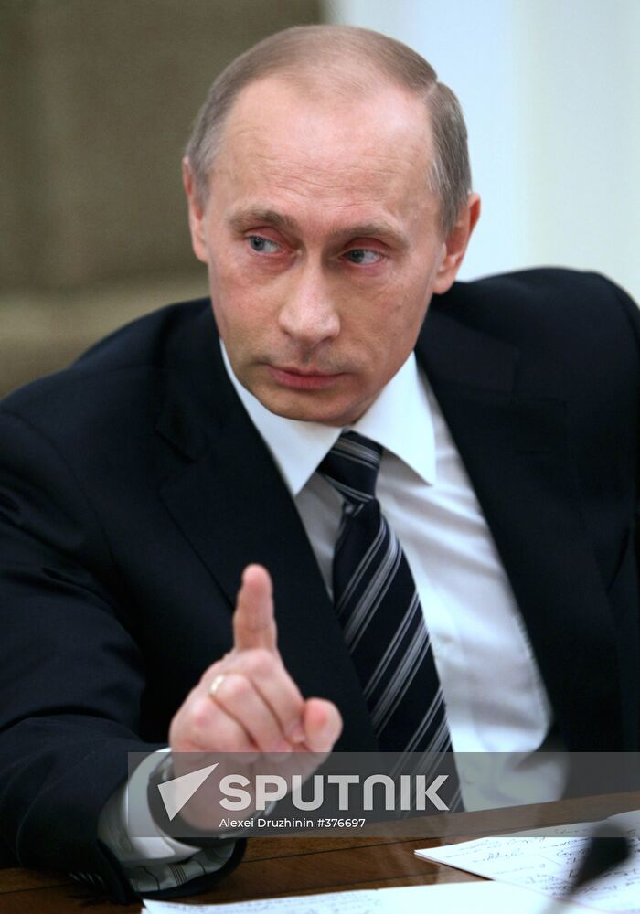 Putin meets United Russia leaders