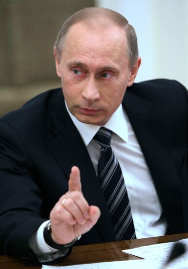 Putin meets United Russia leaders