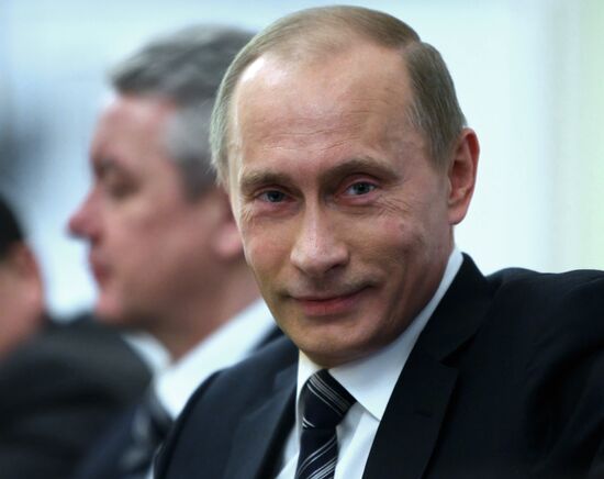 Putin meets United Russia leaders