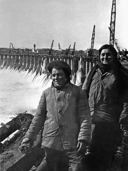 Dneproges power station builders