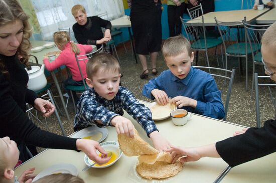 Egg-Sunday celebrations in a Kostroma boarding school