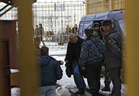 Mikhail Khodorkovsky and Platon Lebedev delivered to court