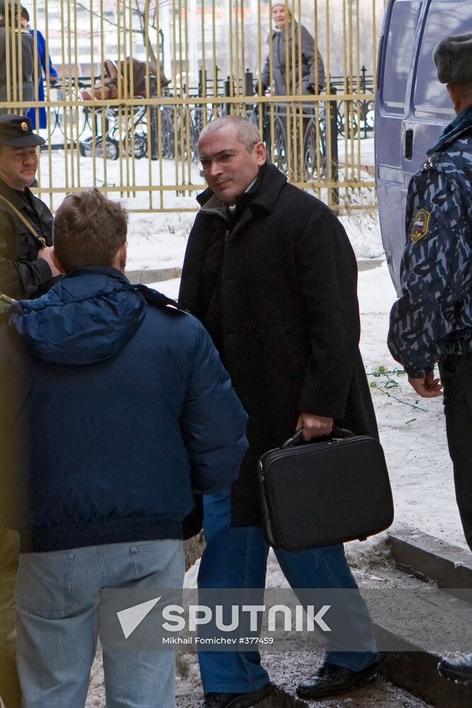 Mikhail Khodorkovsky and Platon Lebedev delivered to court