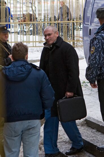 Mikhail Khodorkovsky and Platon Lebedev delivered to court