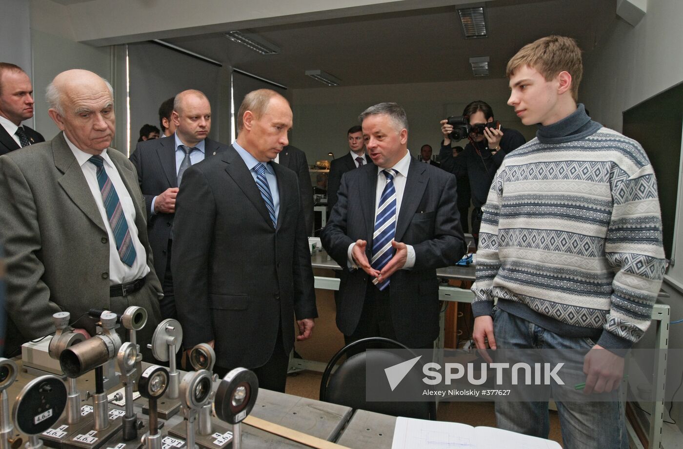 Vladimir Putin visits Physics and Technology Institute