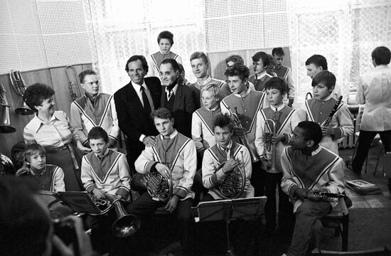 Julio Eglesias in Moscow Orphanage No 8