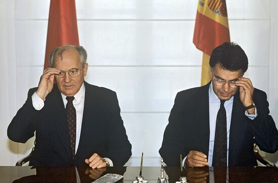 Mikhail Gorbachev and Felipe González