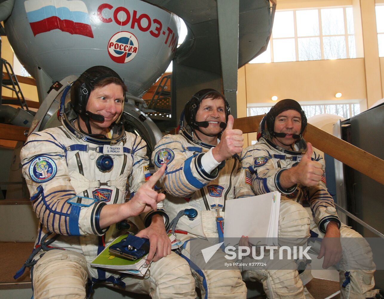 ISS-19 crews train at Zvyozdny Gorodok