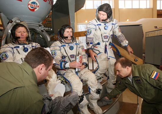 ISS-19 crews train at Zvyozdny Gorodok