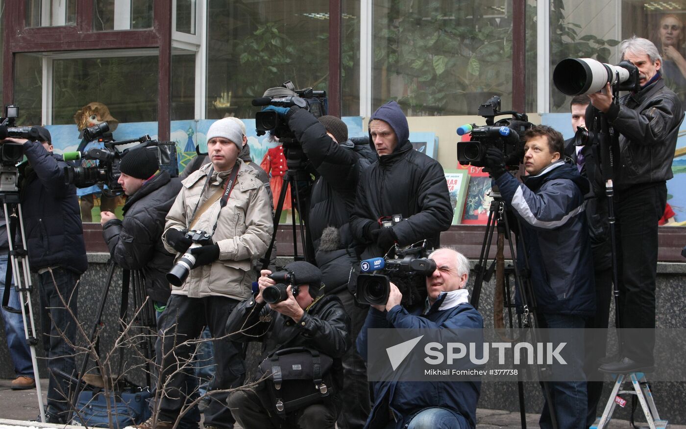 Photo correspondents near Khamovniki Court