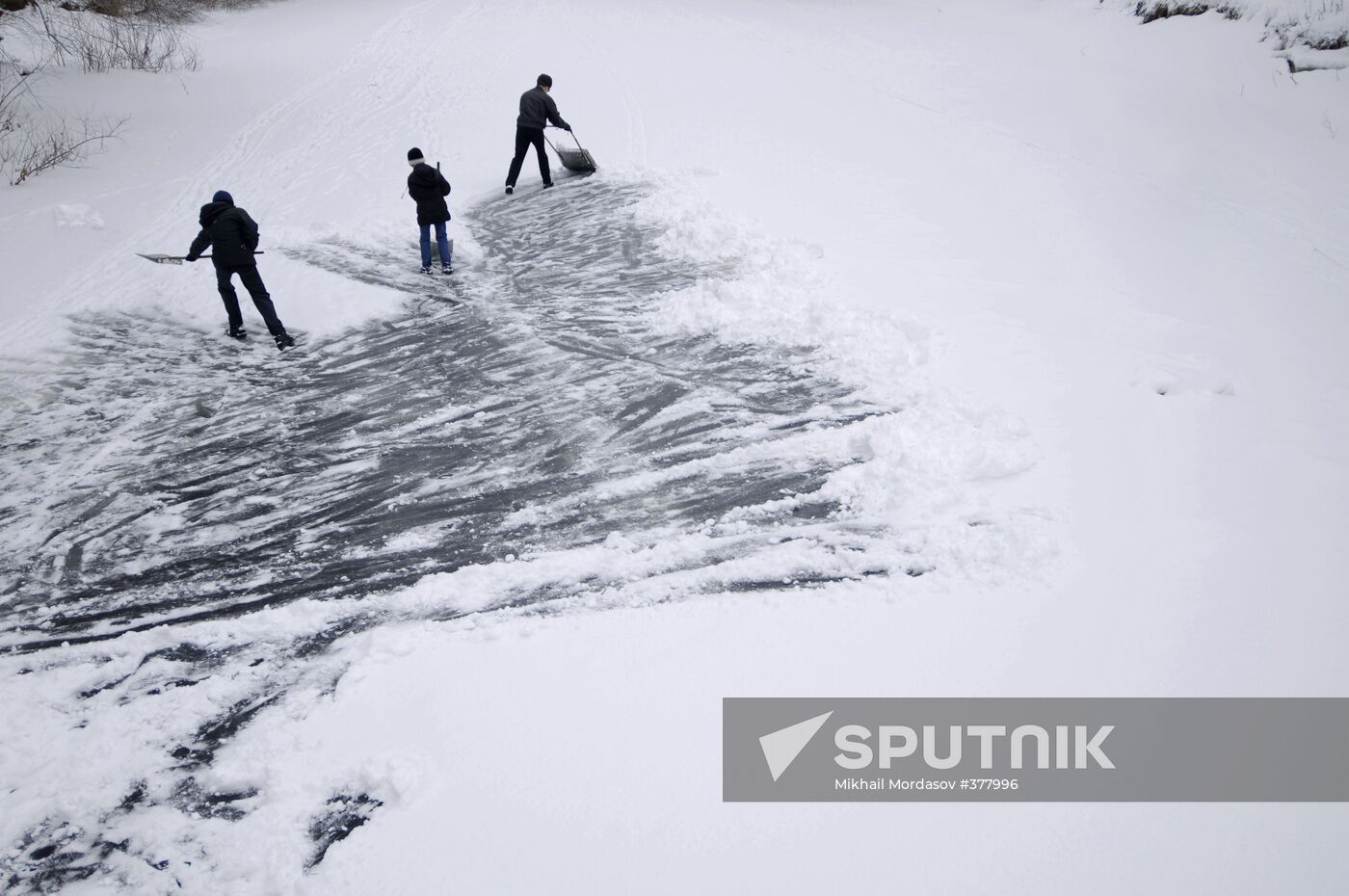 Skating rink in Veliki Novgorod cleaned