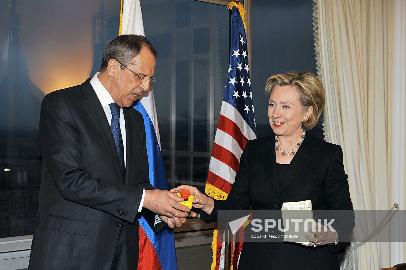 Lavrov and Clinton meet in Geneva