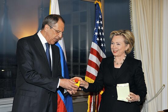 Lavrov and Clinton meet in Geneva