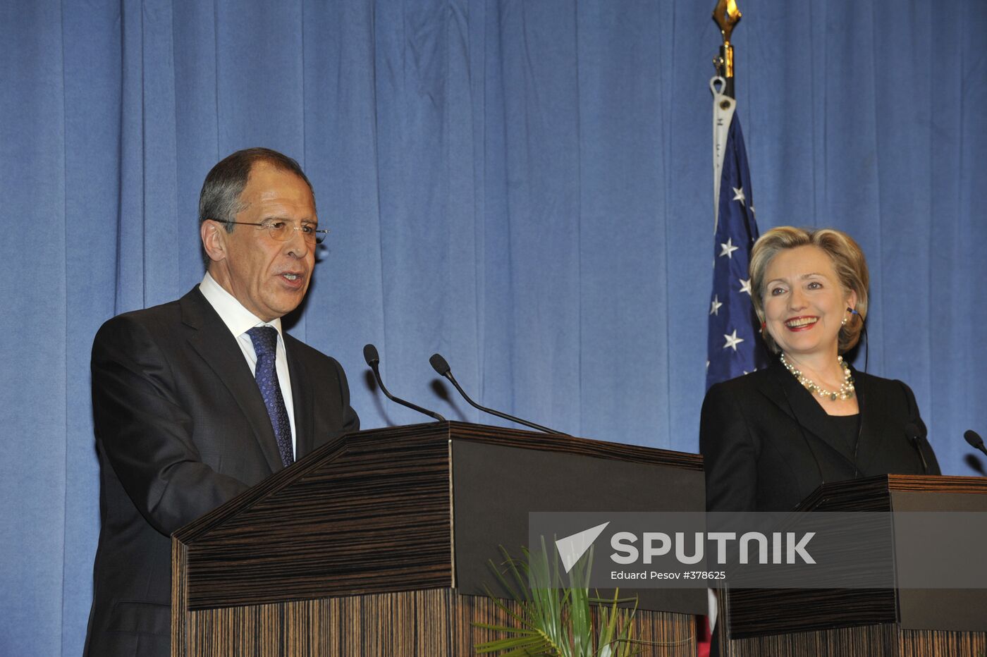 Hillary Clinton and Sergei Lavrov give news conference in Geneva