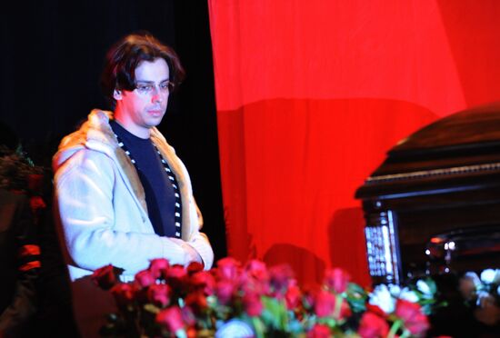 Bidding farewell to comedian Yan Arlazorov