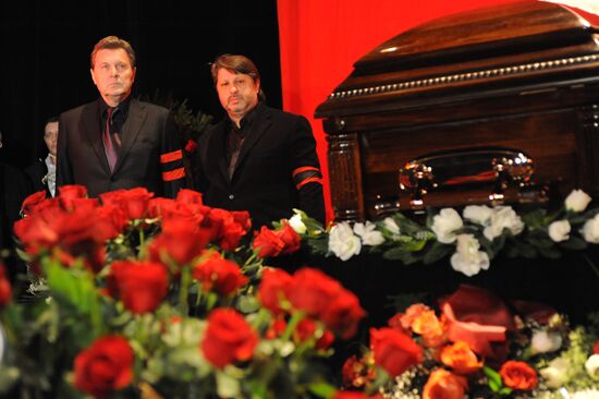 Bidding farewell to comedian Yan Arlazorov