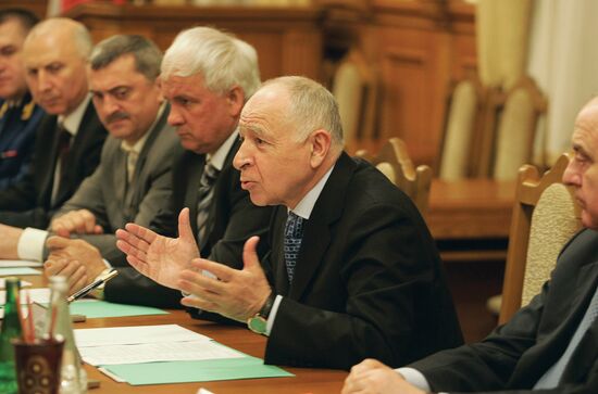 Mukhu Aliyev meets with Public Chamber members