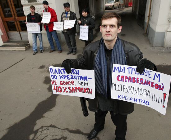 Russians picket Central Bank in Moscow