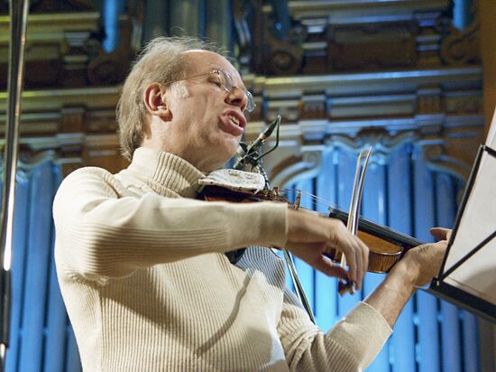 Gidon Kremer performing