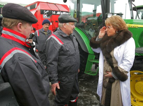 Valentina Matviyenko tours agro-industrial farm "Ruchyi"