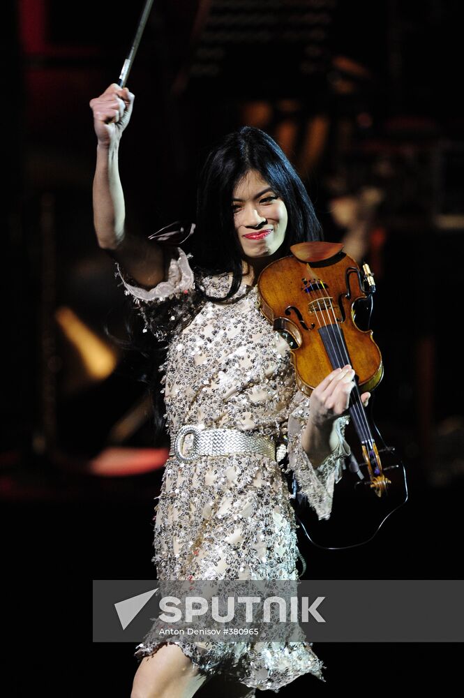 Vanessa-Mae gives concert in Moscow Kremlin