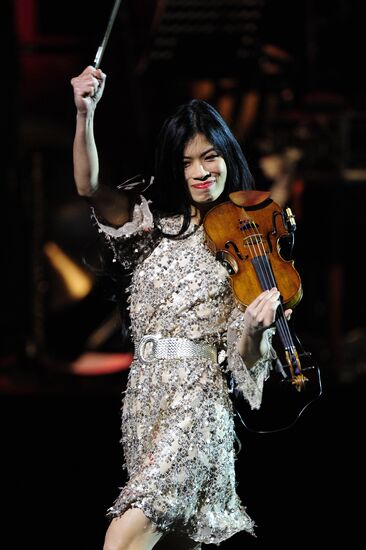 Vanessa-Mae gives concert in Moscow Kremlin