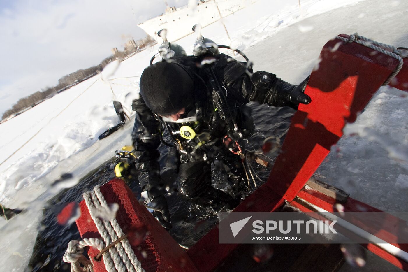 Ice diving in Moscow