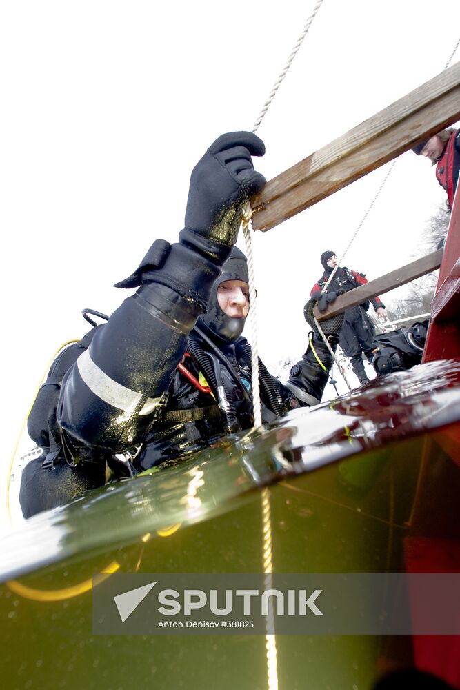 Ice-water diving in Moscow