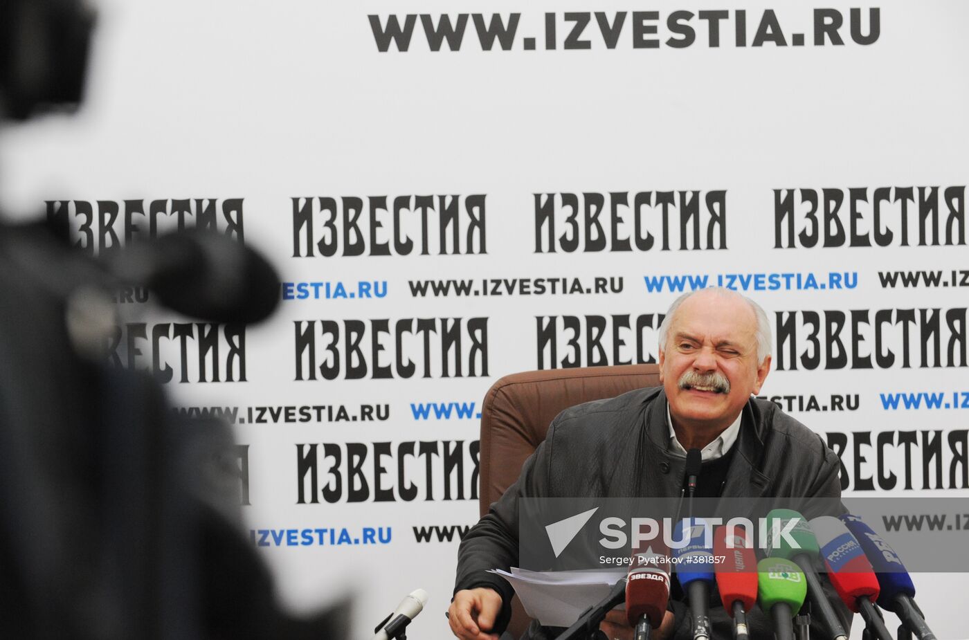 Nikita Mikhalkov at a news conference