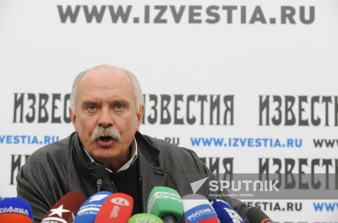 Nikita Mikhalkov at a news conference