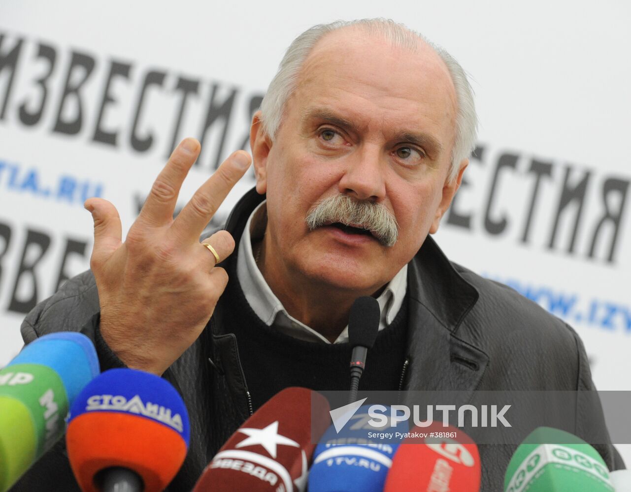 Nikita Mikhalkov at a news conference