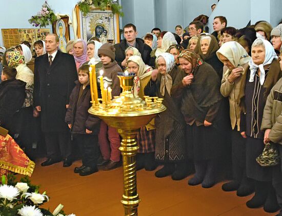 Vladimir Putin attends Christmas service