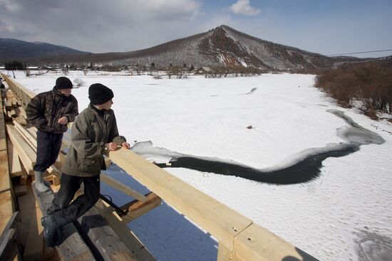 Removing ice blocks in the Primorye Territory